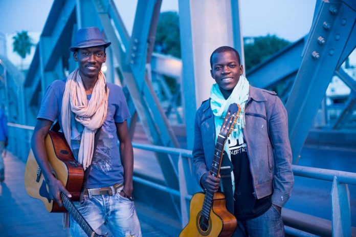 Musique: le duo Saint-Louisien LBK en concert au Garage Café, en France.