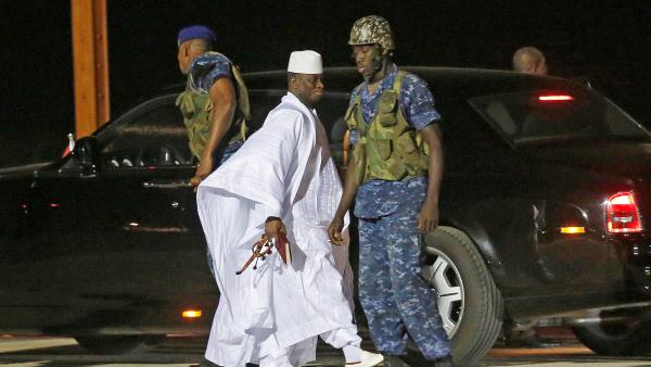 [En images] Le départ en exil de Yahya Jammeh