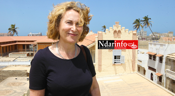 Nathalie Longueville BEDRUNE devant la maison Japalanté et l’école élémentaire Abdou DIOUF. Crédit photo : Ndarinfo.com