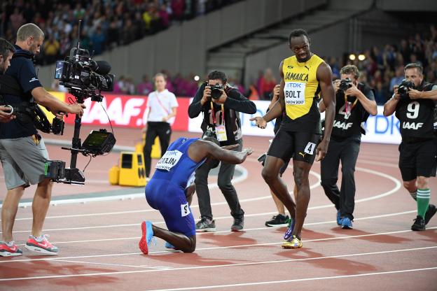  Championnats du monde : Quand Justin Gatlin s'agenouille devant Usain Bolt à l'arrivée du 100m 