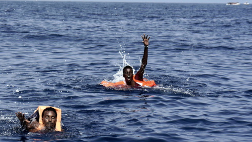 Pour échapper à la police, un Italien balance à la mer un migrant Sénégalais