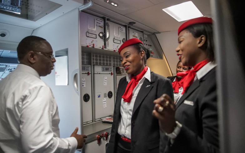 Macky SALL à Paris à bord d’un vol régulier d’Air Sénégal