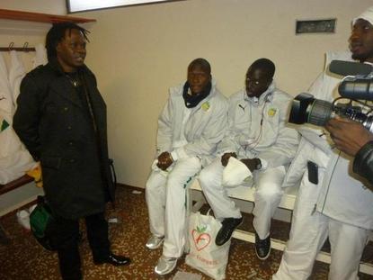 Photos : Baba Maal, l'invité d'honneur du match Sénégal-Guinée, dans les vestiaires des Lions