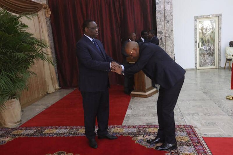 La révérence exagérée d'Oumar Sow, Ministre Conseiller envers Macky Sall secoue la toile