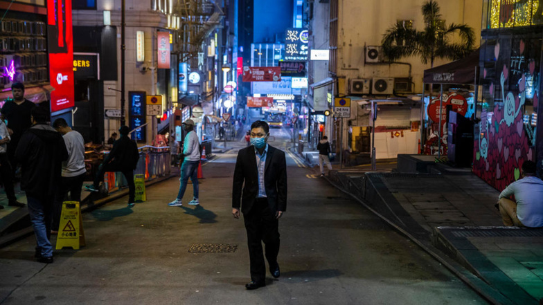 Hong Kong va ordonner l'interdiction de servir de l'alcool dans les bars et les restaurants pour lutter contre la recrudescence du coronavirus. ISAAC LAWRENCE / AFP