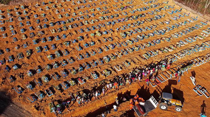 Un cimetière aménagé pour les victimes du coronavirus à Manaus, au Brésil, le 21 avril 2020 MICHAEL DANTAS AFP