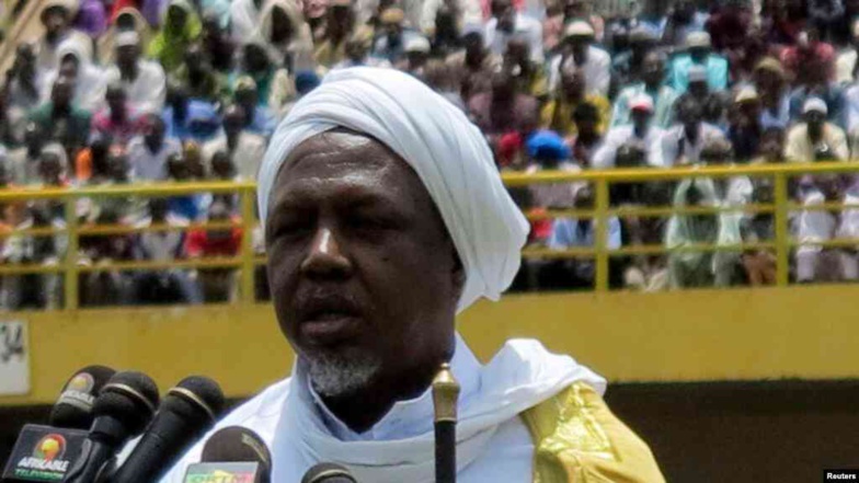 L’imam Mahmoud Dicko, un prédicateur connu pour son érudition coranique, le 12 août 2012 à Bamako. (Photo REUTERS/Adama Diarra)