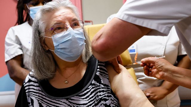 Covid-19: une Française de 78 ans a reçu la première dose de vaccin en France (journaliste AFP)