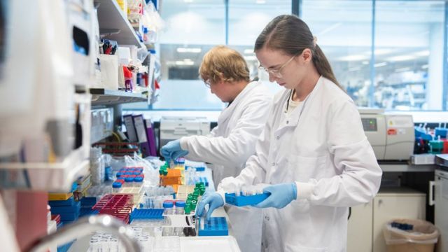 Coronavirus: le vaccin AstraZeneca/Oxford approuvé au Royaume-Uni