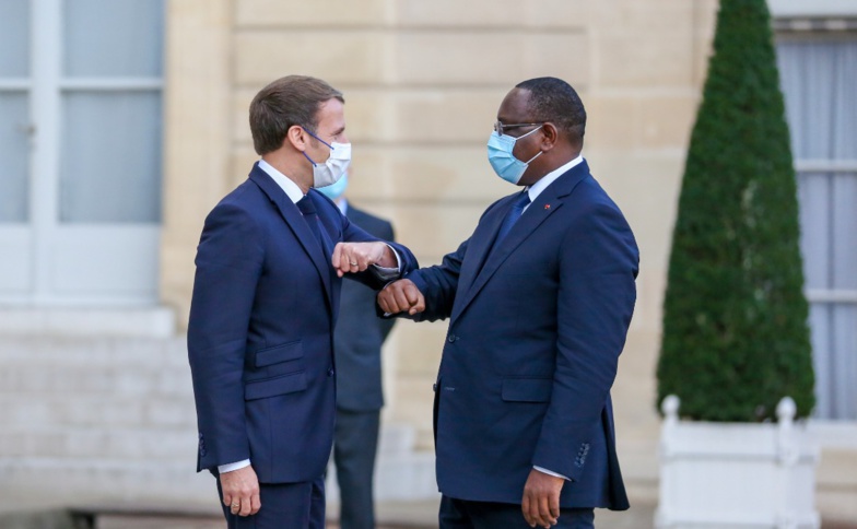 Emmanuel Macron et Macky Sall en réflexion sur l'aide au développement en Afrique