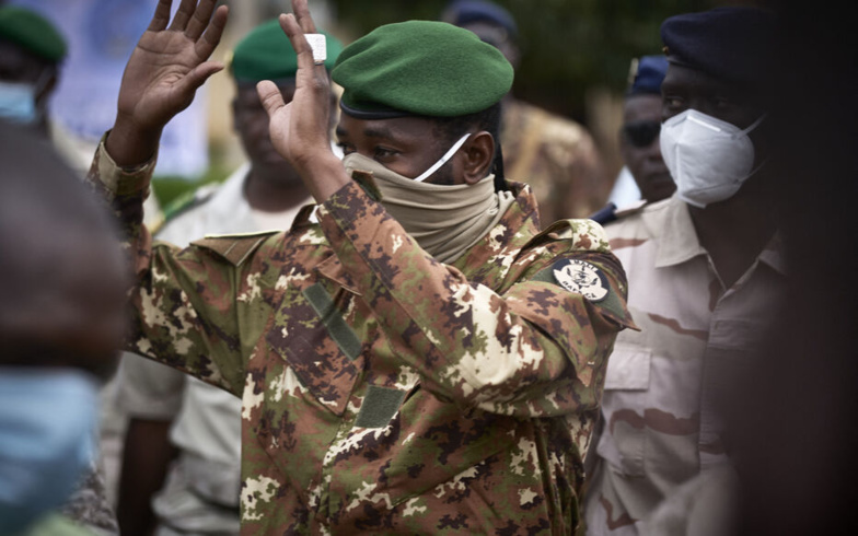 Mali : une transition de deux ans maintient la junte, qui défie la Cedeao