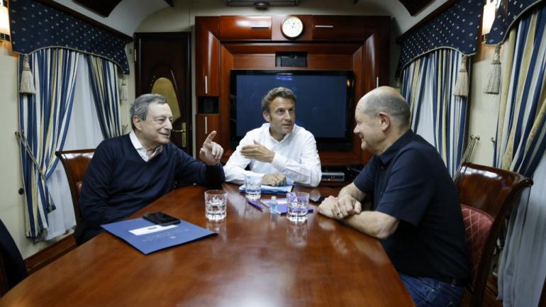 Le chef du gouvernement italien Mario Draghi, le président français Emmanuel Macron et le chancelier allemand Olaf Scholz à bord d'un train en direction de l'Ukraine, le 16 juin 2022, en Pologne. (LUDOVIC MARIN / AFP)