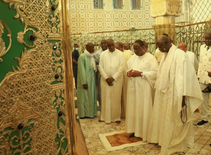 Touba : Après sa visite chez le khalife, Macky Sall s'est recueilli au mausolée de Cheikh Ahmadou Bamba