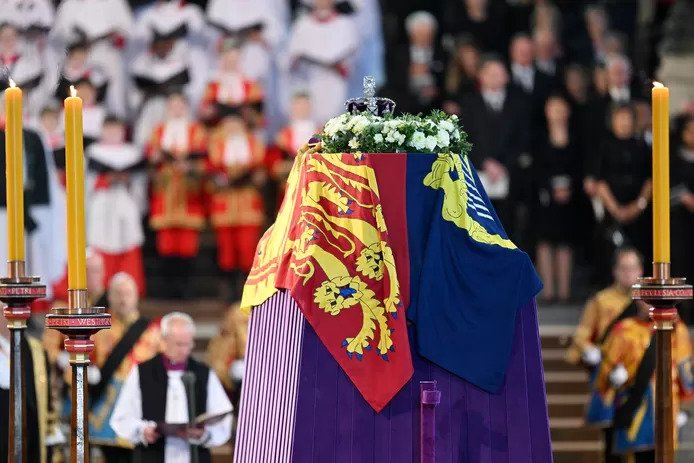 La reine Elizabeth II sera inhumée dans l’intimité lundi à 20h30 à Windsor