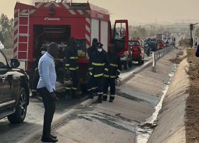 Une collision entre un camion et un transport en commun fait 3 morts et 5 blessés