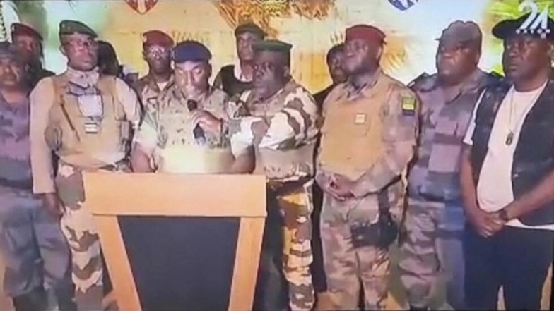 Parmi les militaires qui ont pris la parole à la télévision Gabon 24 ce 30 août, figurent des membres de la garde républicaine (GR), la garde prétorienne de la présidence (bérets verts), ainsi que des soldats de l'armée régulière et des policiers. © Capture d'écran Gabon 24/AFP