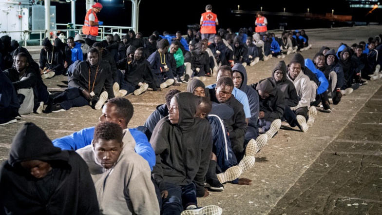 Des dizaines de bateaux transportant des migrants accostent aux Canaries