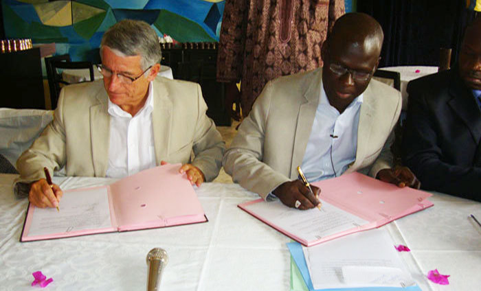 Signature de Convention entre Cheikh Abiboulaye DIEYE et Pierre COHEN