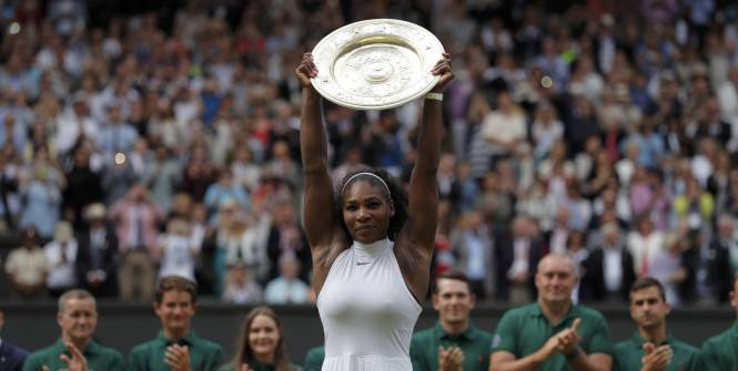 Serena Williams avec son trophée. (Couldridge/Reuters)