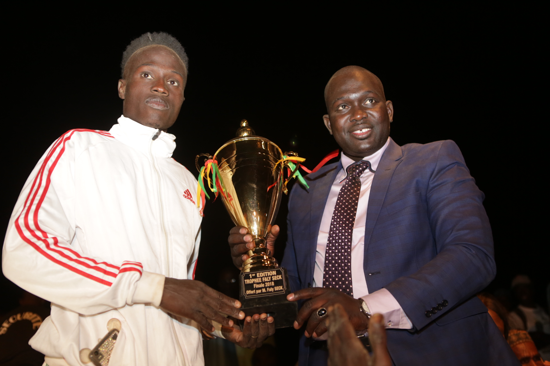 Faly SECK remet le trophée de la Finale de Diawar au capitaine de l'Asc Darou Minam