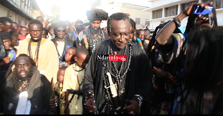 Maggal des 2 raaka : le discours de Serigne Mame Mor MBACKE, la prière dans le palais du Gouverneur, la grosse affluence … (vidéo)