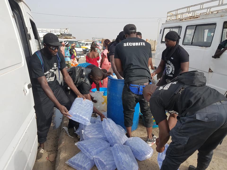 Saint-Louis : des talibés tidianes offrent des sachets d’eau fraîche aux pèlerins du Magal de Touba