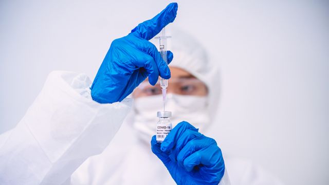 Covid-19: l'Europe durcit ses mesures et presse le pas sur les vaccins 