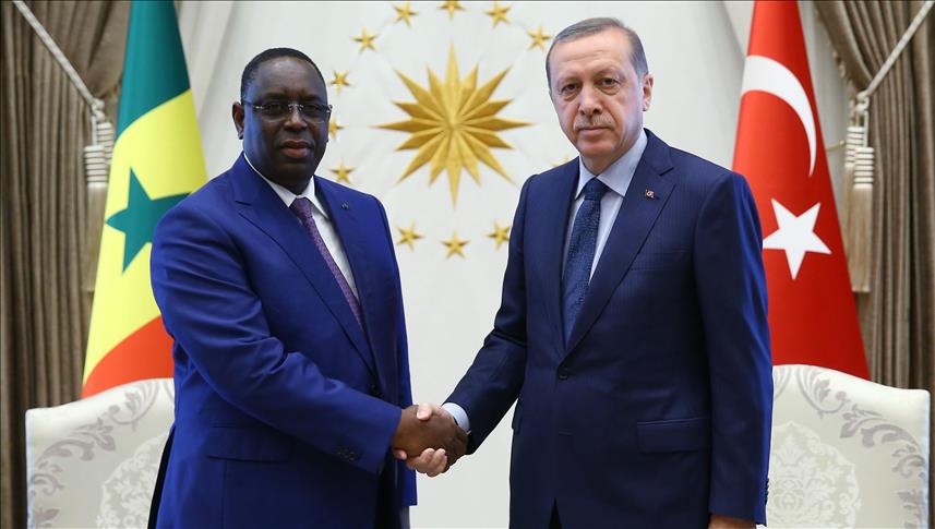 Macky SALL annonce un don de 12 tonnes de matériel médical de la Turquie