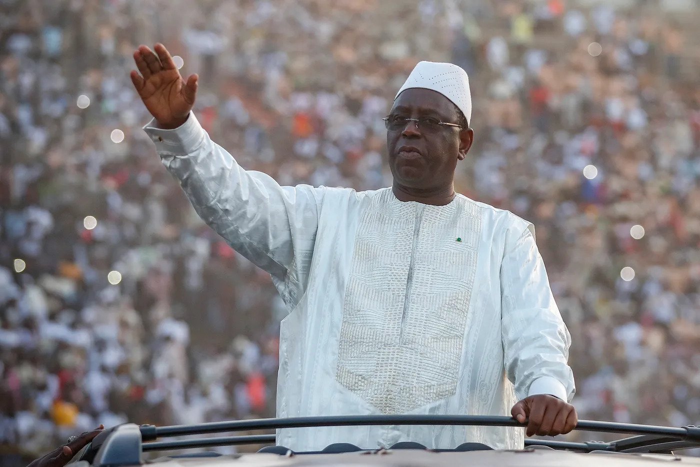 Prêt à renoncer au 3e mandat, Macky Sall veut reporter la présidentielle