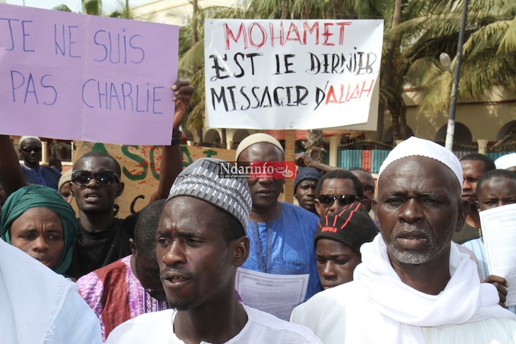 (Photos) Des associations islamiques marchent contre les caricatures de Charlie Hebdo.