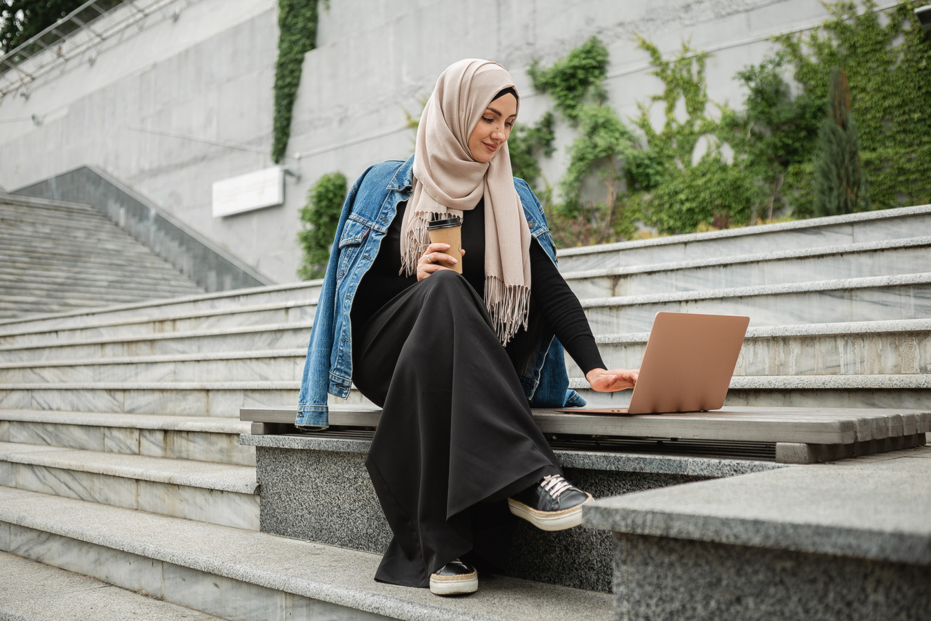 Une femme portant un abaya noir. © Shutterstock