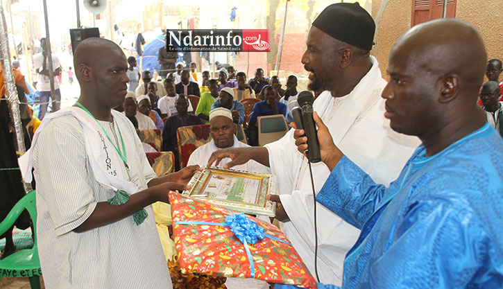 El Hadji Mohsine DIOP remet un parchemin à Zeynou Abidine DIA, jeune diplomé de l'Institut