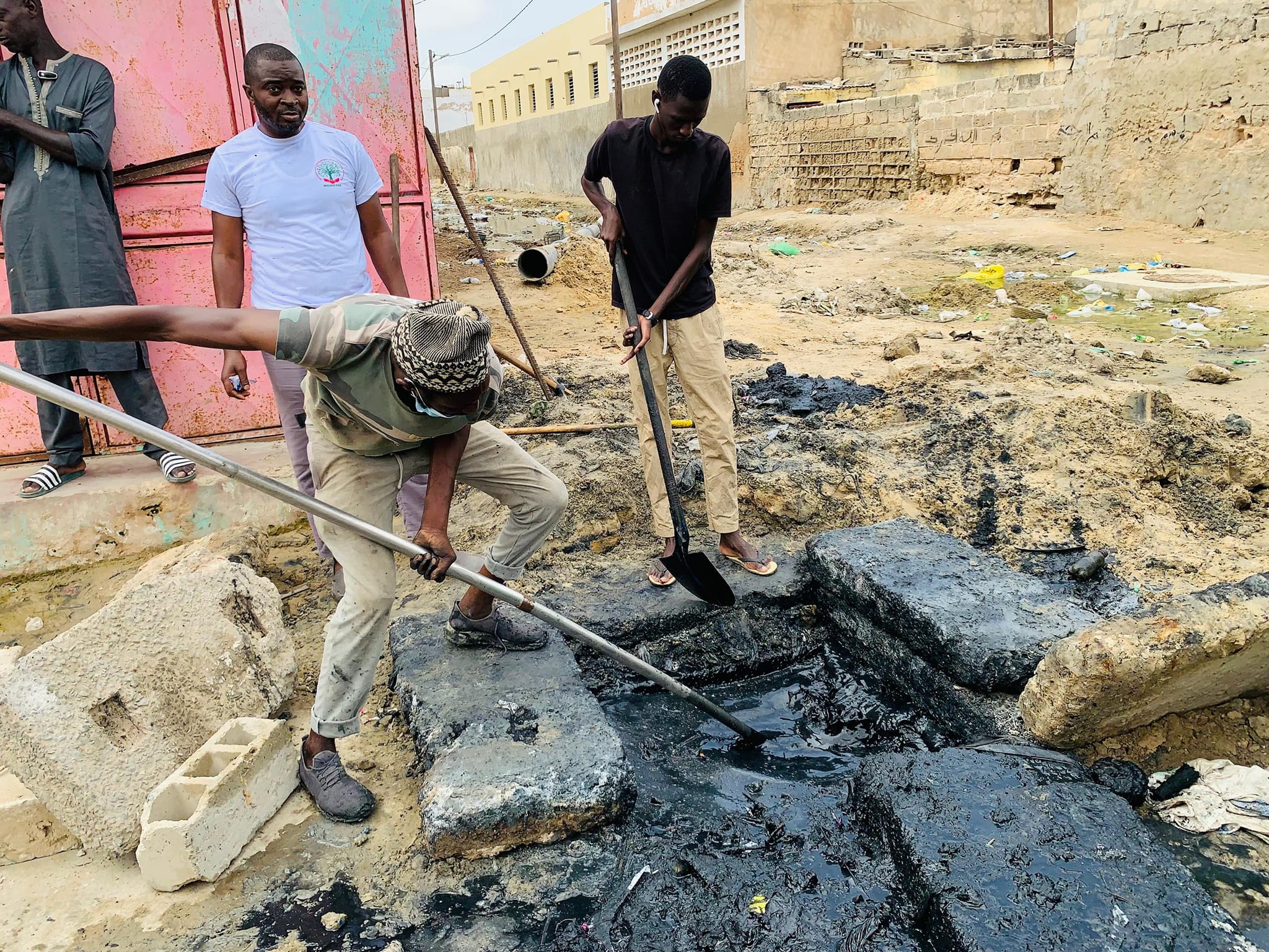 Journée de Nettoiement à Pikine Sor Daga : Une mobilisation exemplaire des Jeunes et des pensionnaires du Daara Serigne Mor Diop.