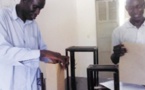 Un sénégalais crée une machine de fabrication de sachets et de sacs en papier. 