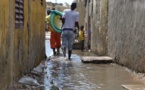 Séquestrées par les eaux de pluie, les populations de Guinaw rails bloquent la circulation.