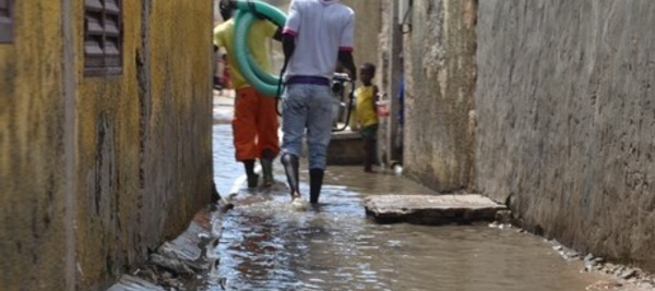 Séquestrées par les eaux de pluie, les populations de Guinaw rails bloquent la circulation.