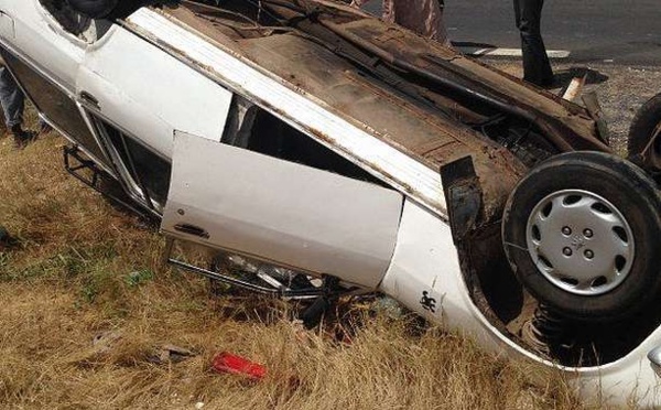 [Photos] Grave accident à la sortie de Saint-Louis: Le « 7 places » a fait plusieurs tonneaux avant de s’immobiliser.