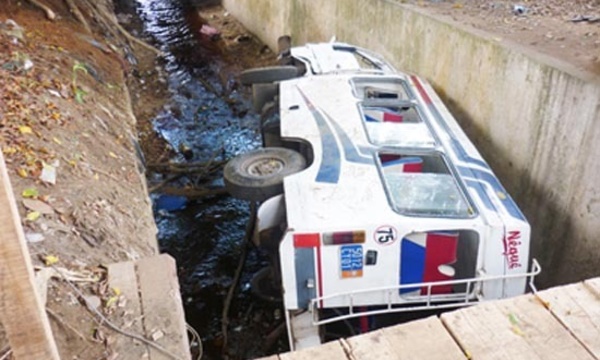 URGENT : Un minicar tombe vers Guéoul, sans victimes.