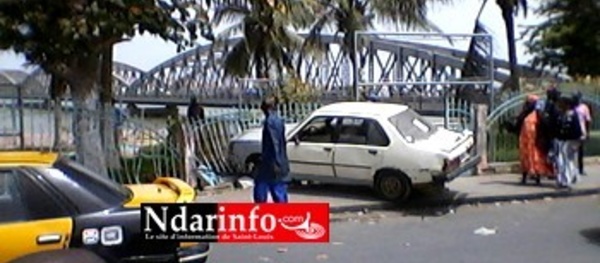 (Photos) Un taxi-clando « plonge » dans les jardins du Pont Faidherbe.