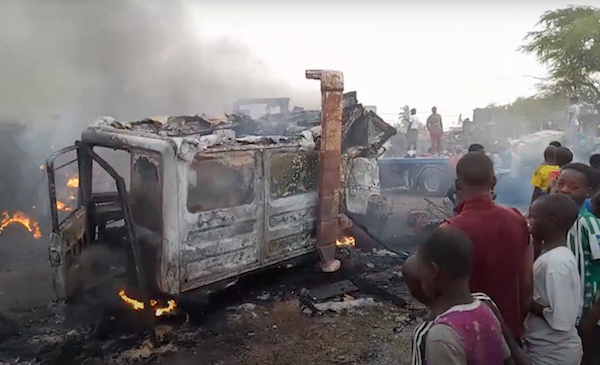 Violent incendie au camp de garde de Pikine : des camions frigos consumés, un garage mécanique dévasté (vidéo)