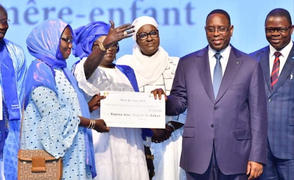 Macky Sall arrose les "Baadiénou Gokh" de billets de banque