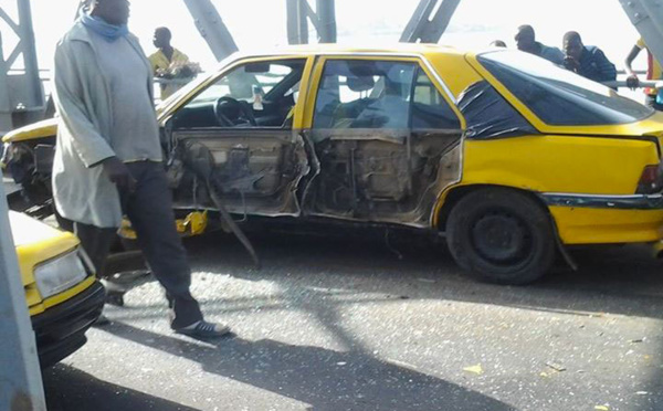 ACCIDENT SUR LE PONT FAIDHERBE: un camion frigorifique écrase un taxi.