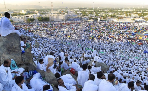 Les musulmans sur le Mont Arafat, étape phare du pèlerinage