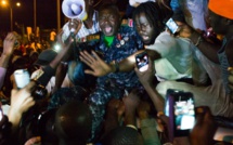 (3) Photos: scène incroyable, Badjie, le Général de Jammeh fête l’investiture de Adama Barrow dans la rue. Regardez