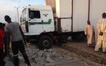 INCIVISME : Une partie du mur des cimetières de Guet-Ndar, écrasée par un camion frigorifique (photos)