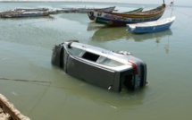 Saint-Louis : Un 4X4 prend son bain dans le fleuve.