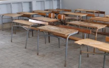 Sévère pénurie de tables-bancs au lycée Charles de Gaulle