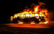 Accident sur la route de DAKAR : Percuté par un camion, un bus prend feu (vidéo)