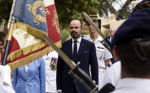 Au Sénégal, Edouard Philippe rend un sabre et vend des missiles