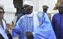 (video) A 14 h 15 minutes, Me Abdoulaye Wade monte dans sa voiture et quitte le palais.